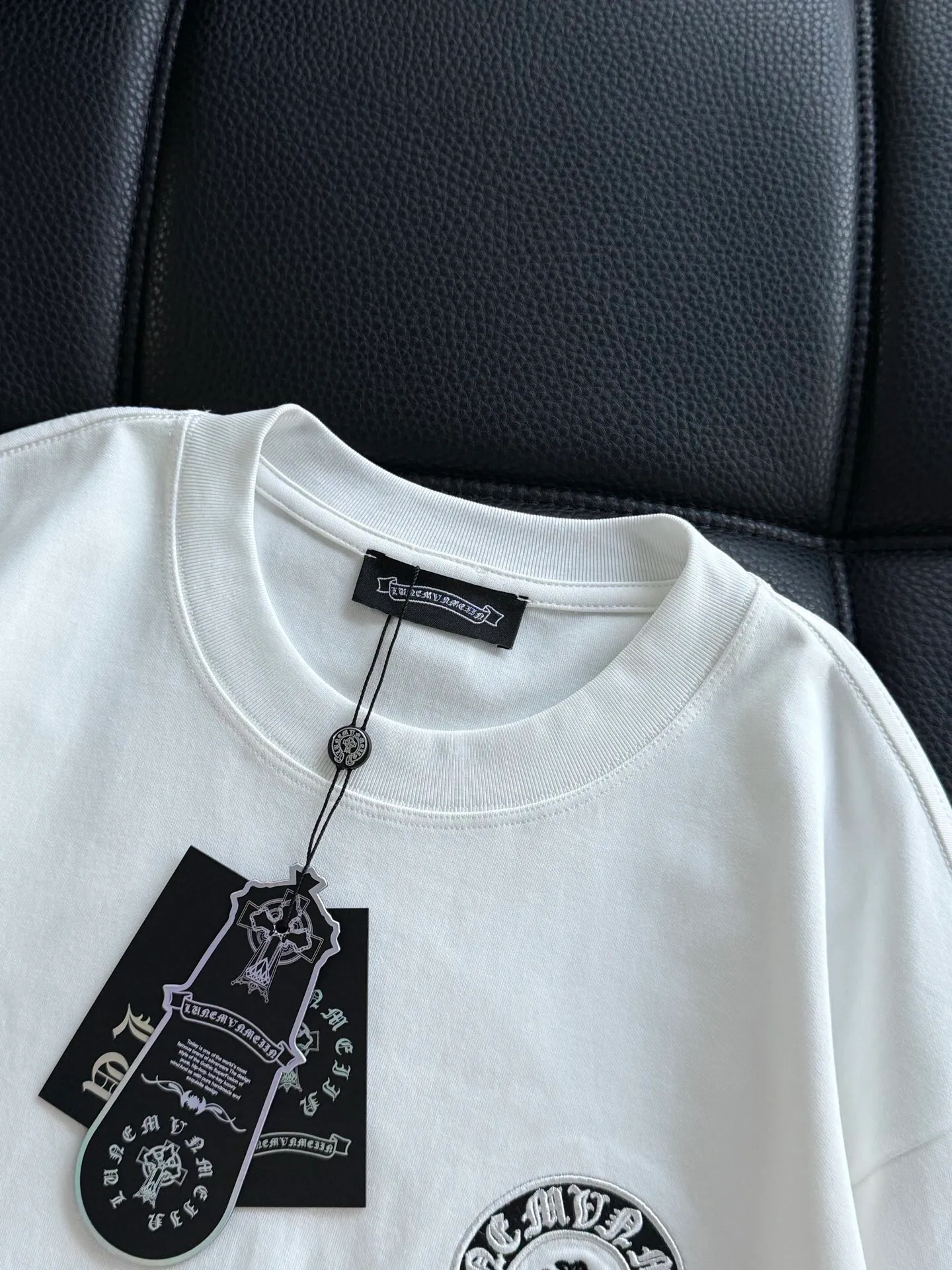 P400 ChromeHearts Chrome Heart Round Neck Long Sleeve The pursuit of quality absolutely guarantees quality! Using double-sided cotton fabric, the texture is clearly visible, the texture is soft, delicate and smooth, and the customized three-dimensional embroidery and leather patchwork technology is full of drape! The workmanship is fine and the shoulder lines are smooth. All imported chain machines are used to make the shoulder rolling strips. It has a certain thickness and is not made of cheap material but has a shiny feel that is comfortable and not tight on the upper body. It is the most avant-garde street item that can be easily matched by both men and women!  Color: black white Size: m-3xl Style number: 3576